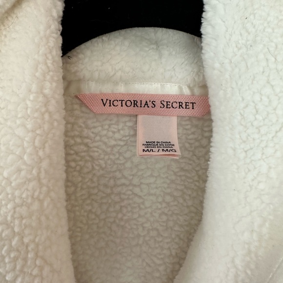 HOST PICK!! VS Robe - Picture 2 of 2